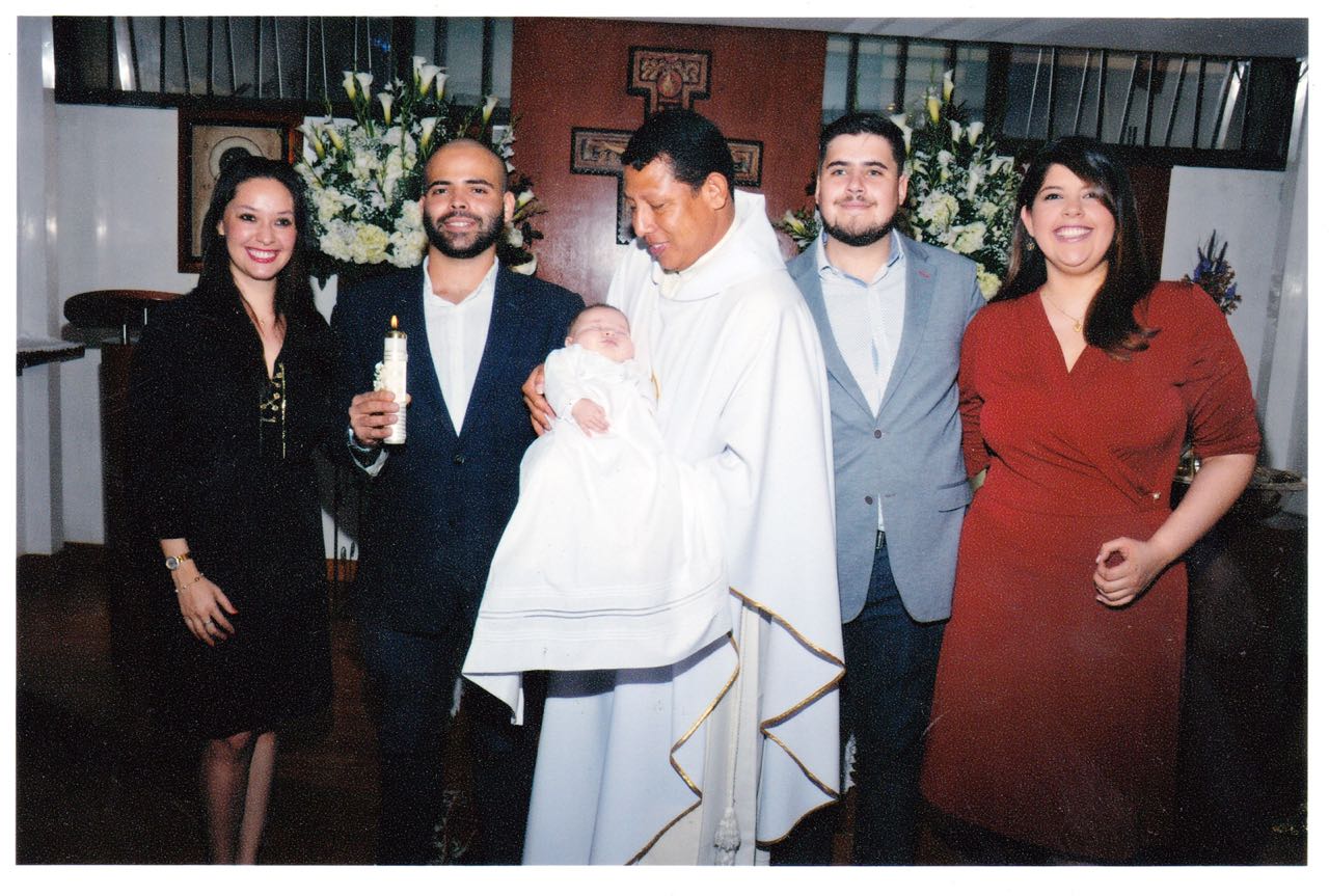 Los padres y padrinos. Lupita Villavicencio, Leonardo Bulgarelli, sacerdote que oficio la eucarística, Luiz Gustavo Leme, Ana María Rojas Los padres y padrinos. Lupita Villavicencio, Leonardo Bulgarelli, sacerdote que oficio la eucarística, Luiz Gustavo Leme, Ana María Rojas